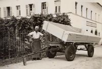 Otto K&uuml;hberger sen. mit einem selbstgebauten kippbaren Gummiwagen